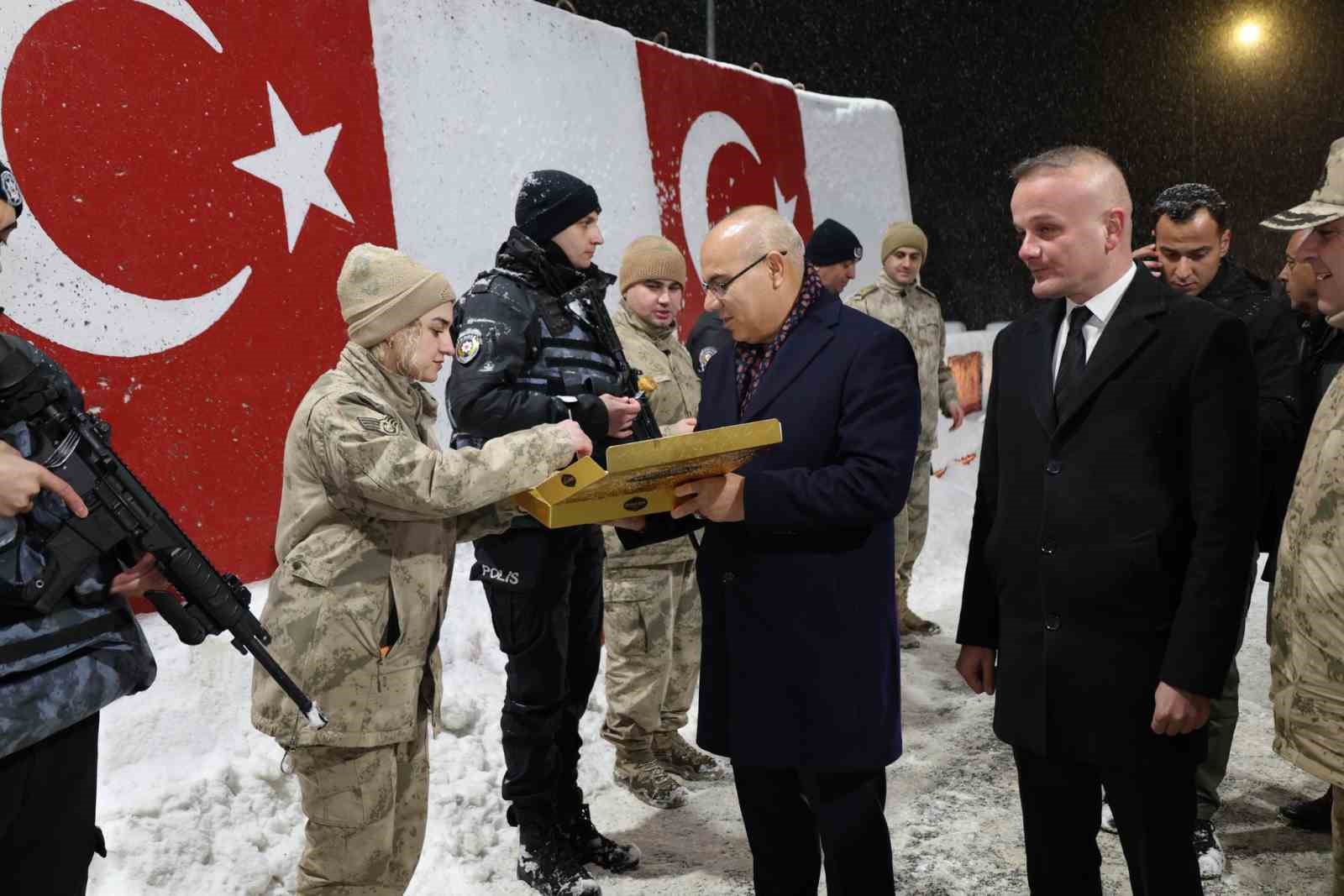 Ağrı Valisi Koç’tan yılın son gününde kurum ziyaretleri
Ağrı Valisi Koç’tan yılın son gününde kurum ziyaretleri
