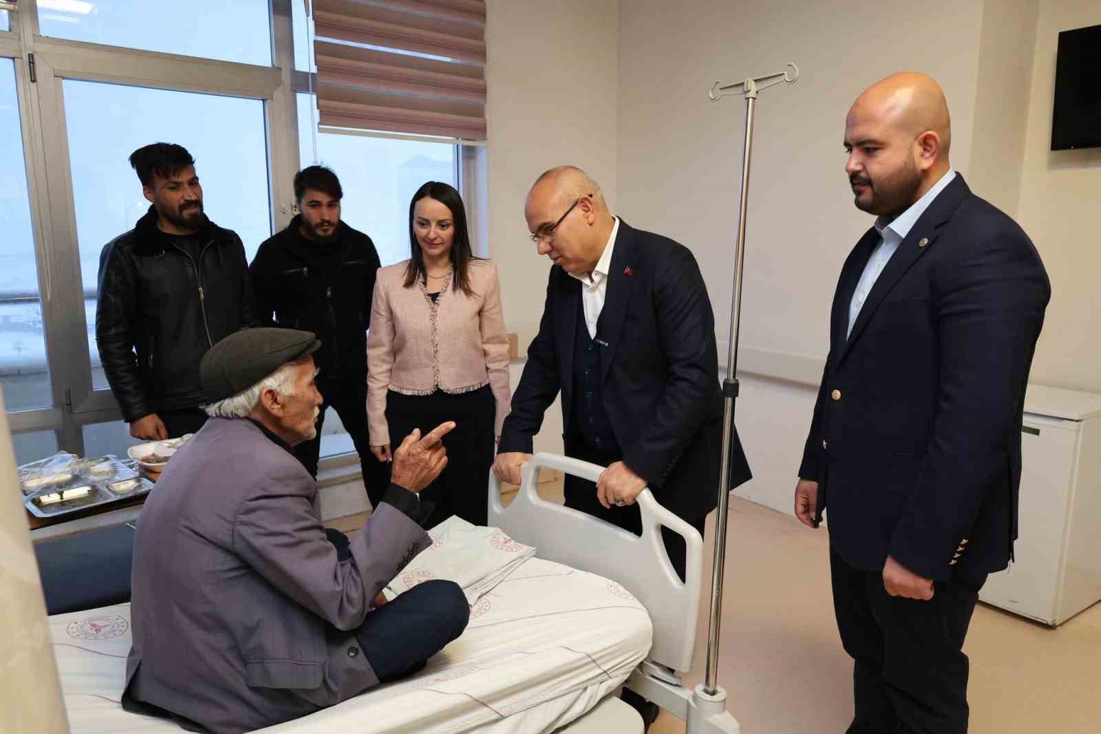 Ağrı Valisi Koç’tan yılın son gününde kurum ziyaretleri
Ağrı Valisi Koç’tan yılın son gününde kurum ziyaretleri