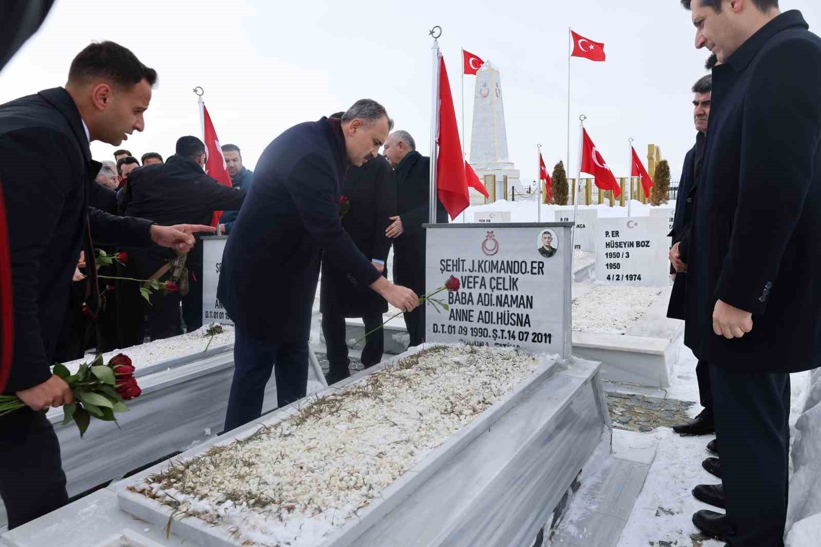 Ağrı Valisi Önder Bozkurt görevine şehitlik ziyaretiyle başladı

