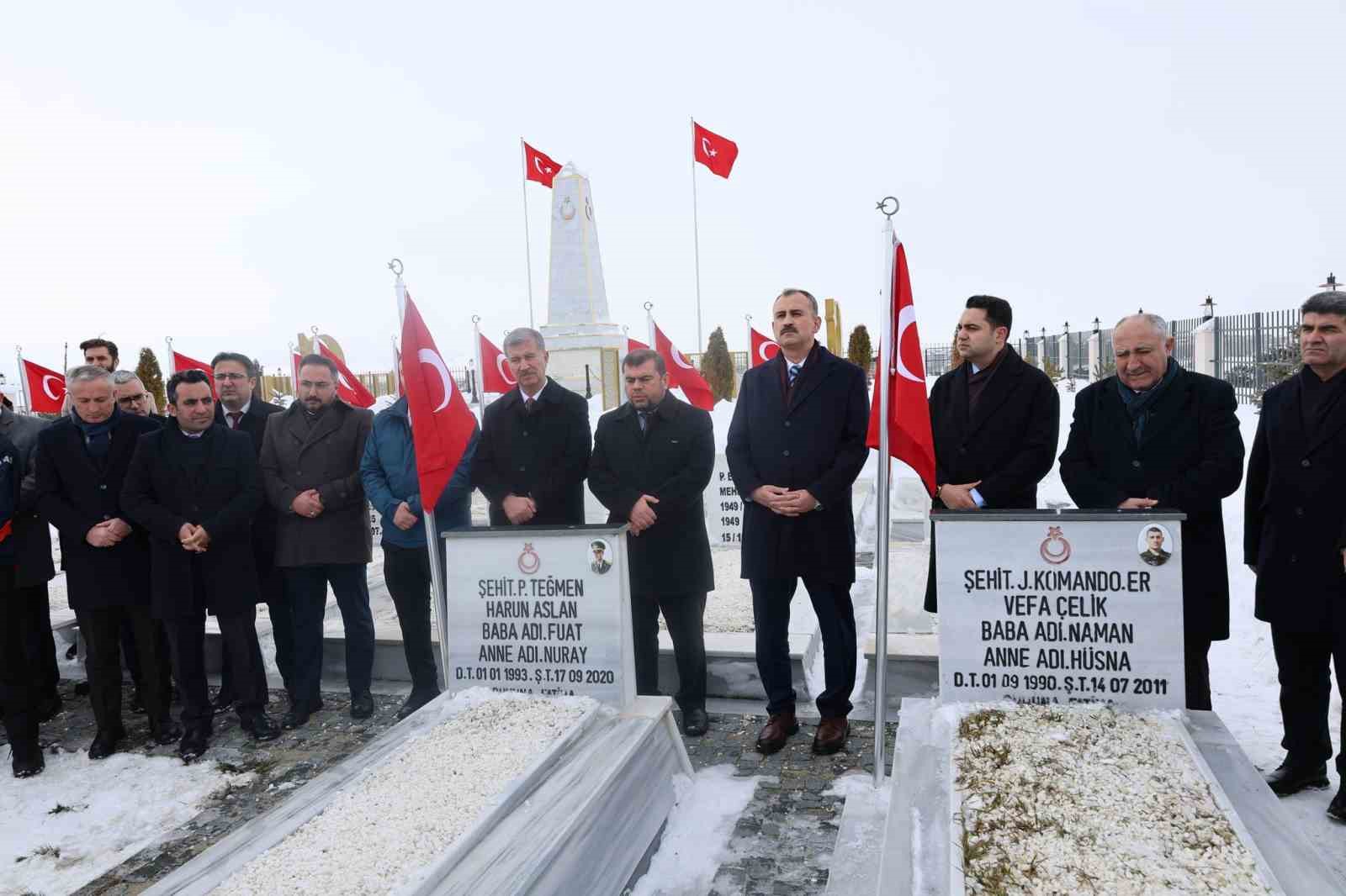 Ağrı Valisi Önder Bozkurt görevine şehitlik ziyaretiyle başladı
