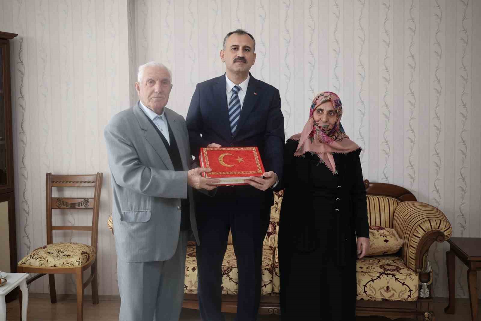 Ağrı Valisi Önder Bozkurt görevine şehitlik ziyaretiyle başladı
