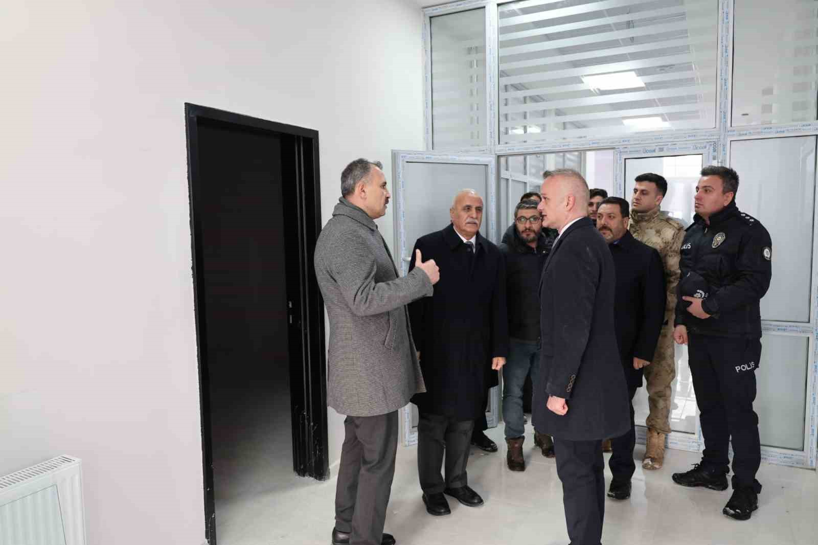 Ağrı Valisi Önder Bozkurt, Tutak ve Hamur ilçelerini ziyaret etti
