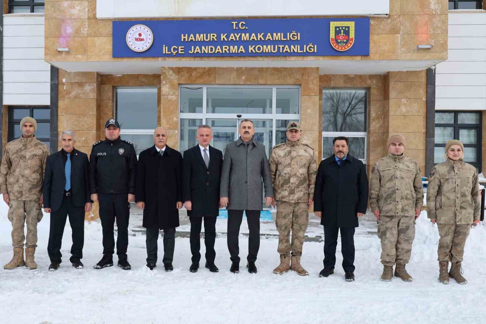 Ağrı Valisi Önder Bozkurt, Tutak ve Hamur ilçelerini ziyaret etti
