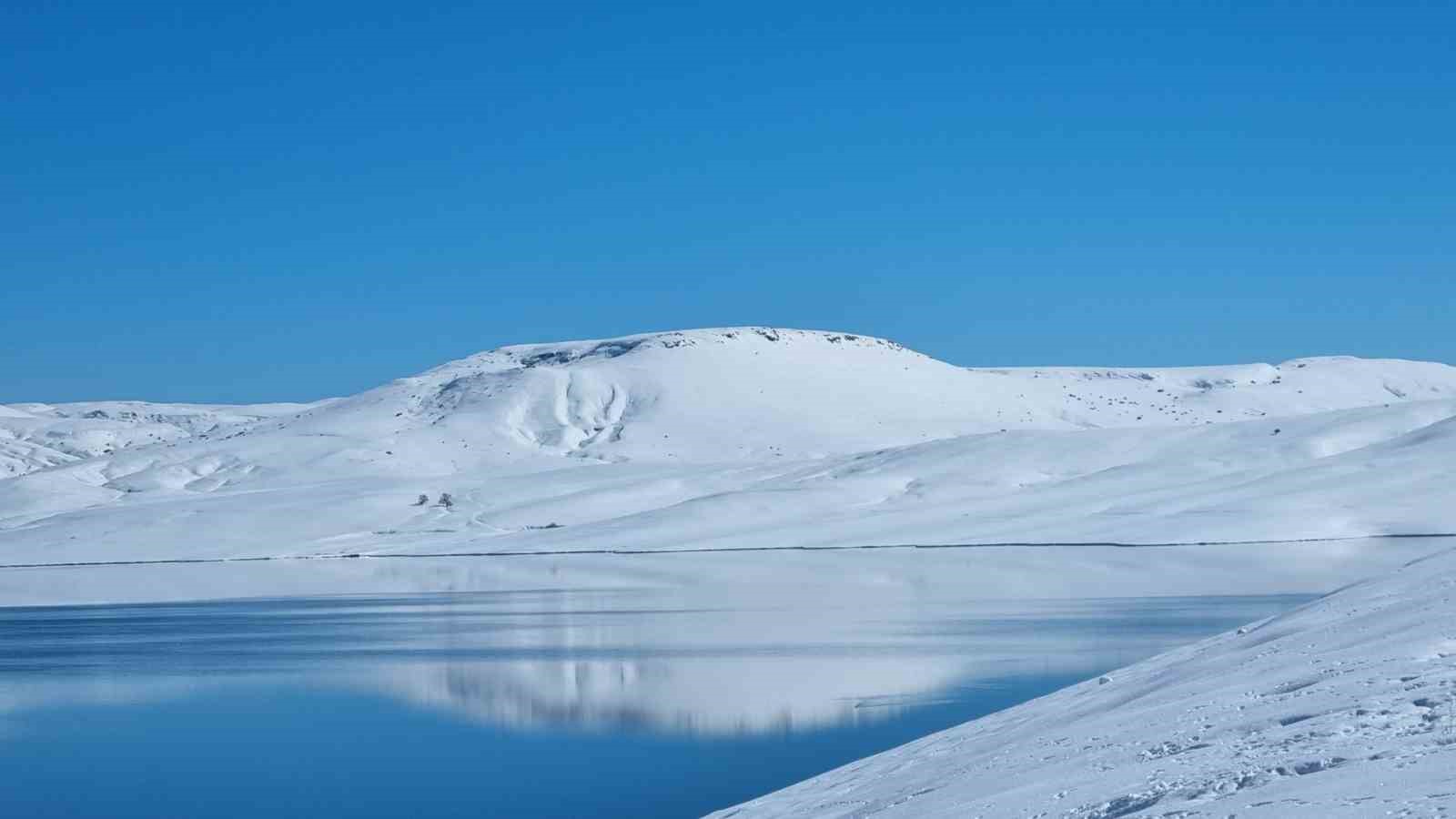 Ağrı Yazıcı Barajı’nda buzlar çözüldü, kartpostallık manzara oluştu
