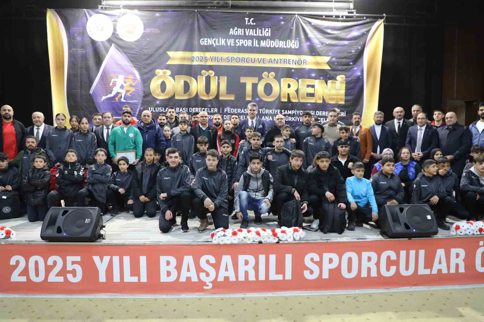 Ağrı’da 2025 yılı sporcu ve antrenör ödül töreni yapıldı
Ağrı’da 2025 yılı sporcu ve antrenör ödül töreni yapıldı