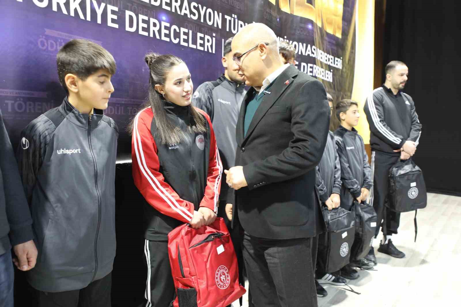 Ağrı’da 2025 yılı sporcu ve antrenör ödül töreni yapıldı
Ağrı’da 2025 yılı sporcu ve antrenör ödül töreni yapıldı