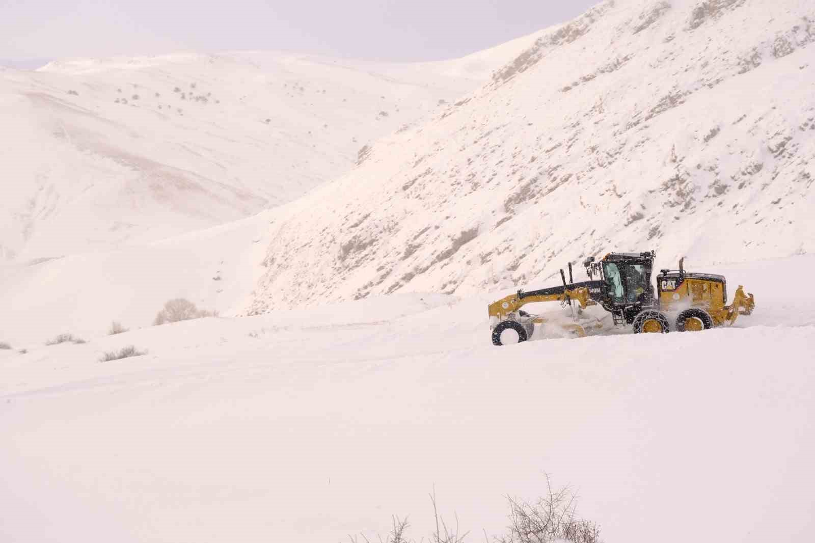 Ağrı’da 41 köy yolu ulaşıma kapandı
