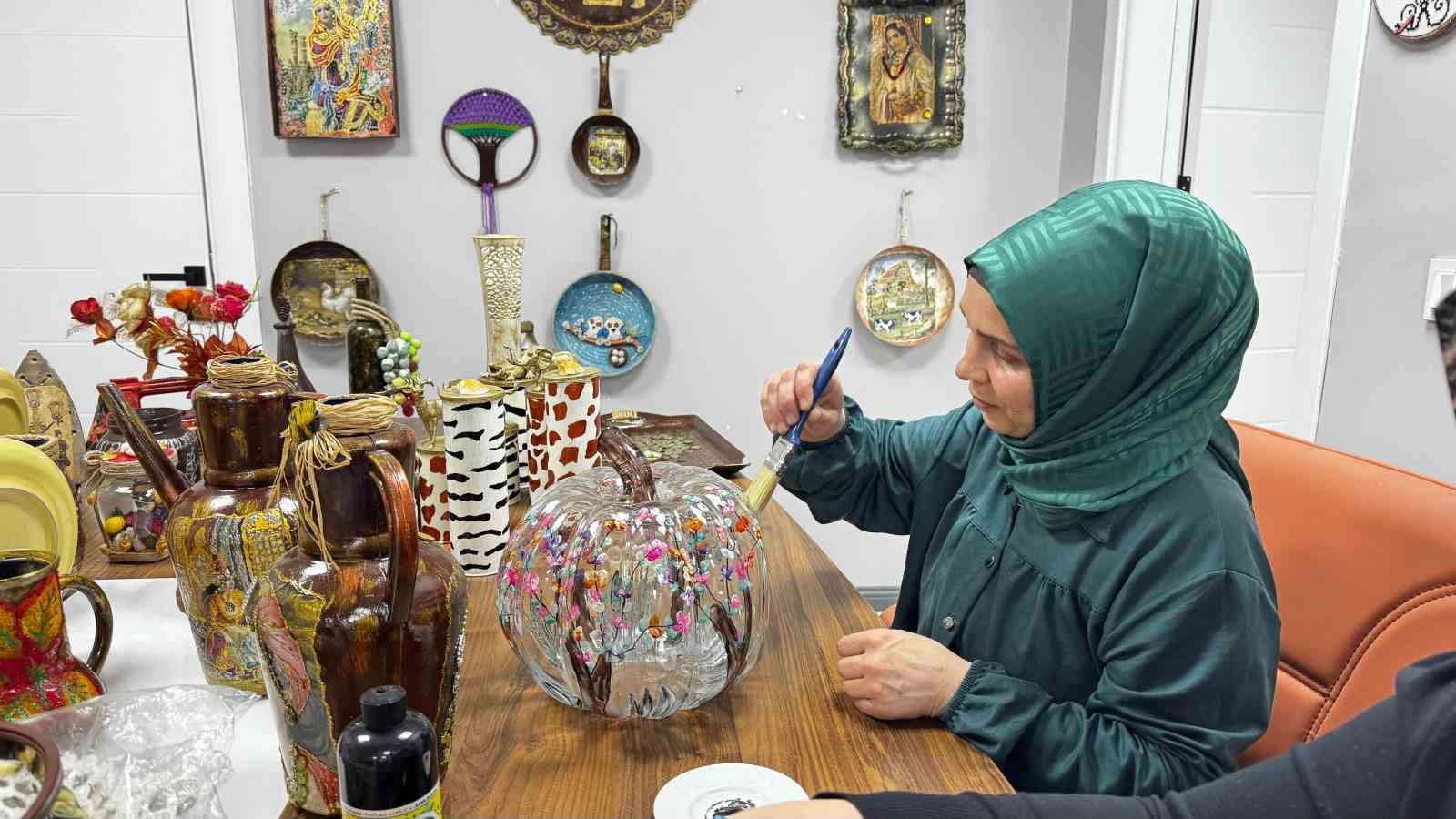 Ağrı’da atık ürünler sıfır atık kursunda sanata dönüşüyor
