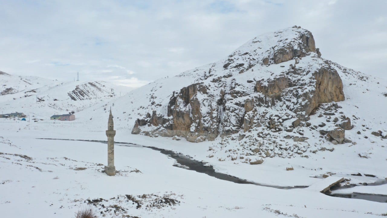 Ağrı’da barajdan çıkan tarihi minare kış manzarasıyla büyüledi
