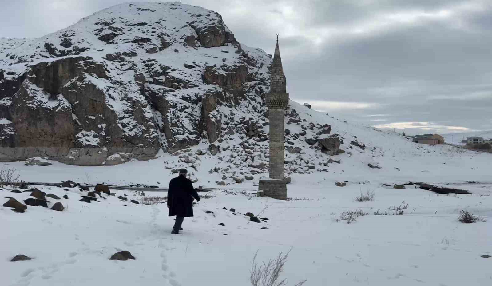 Ağrı’da barajdan çıkan tarihi minare kış manzarasıyla büyüledi
