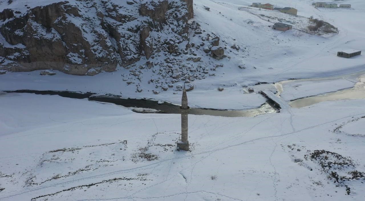 Ağrı’da barajdan çıkan tarihi minare kış manzarasıyla büyüledi
