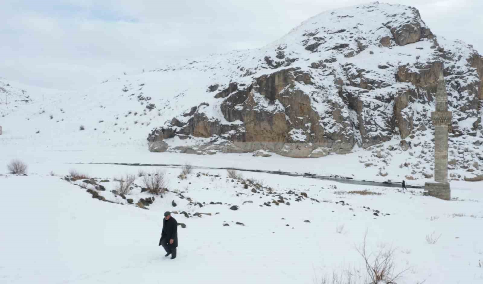 Ağrı’da barajdan çıkan tarihi minare kış manzarasıyla büyüledi
