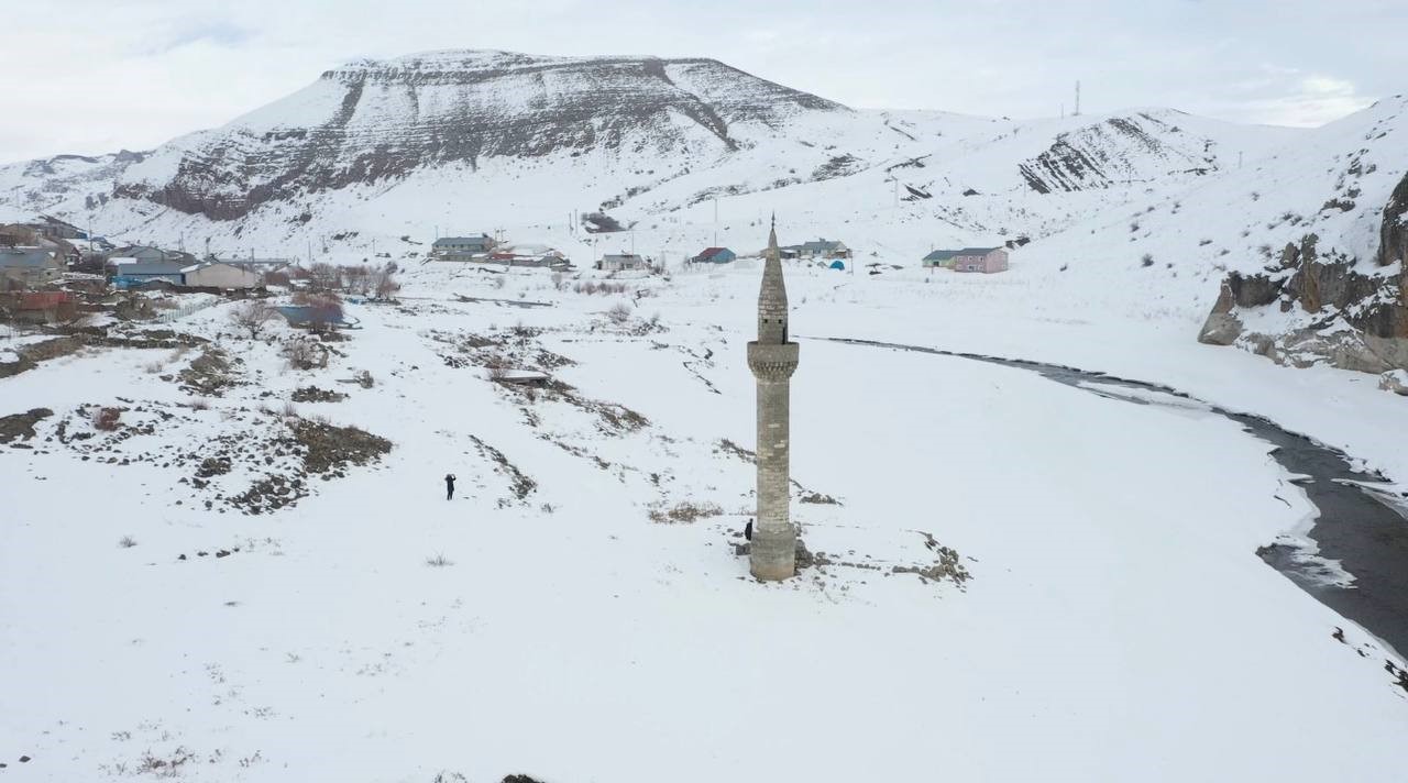 Ağrı’da barajdan çıkan tarihi minare kış manzarasıyla büyüledi
