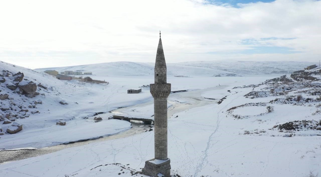 Ağrı’da barajdan çıkan tarihi minare kış manzarasıyla büyüledi
