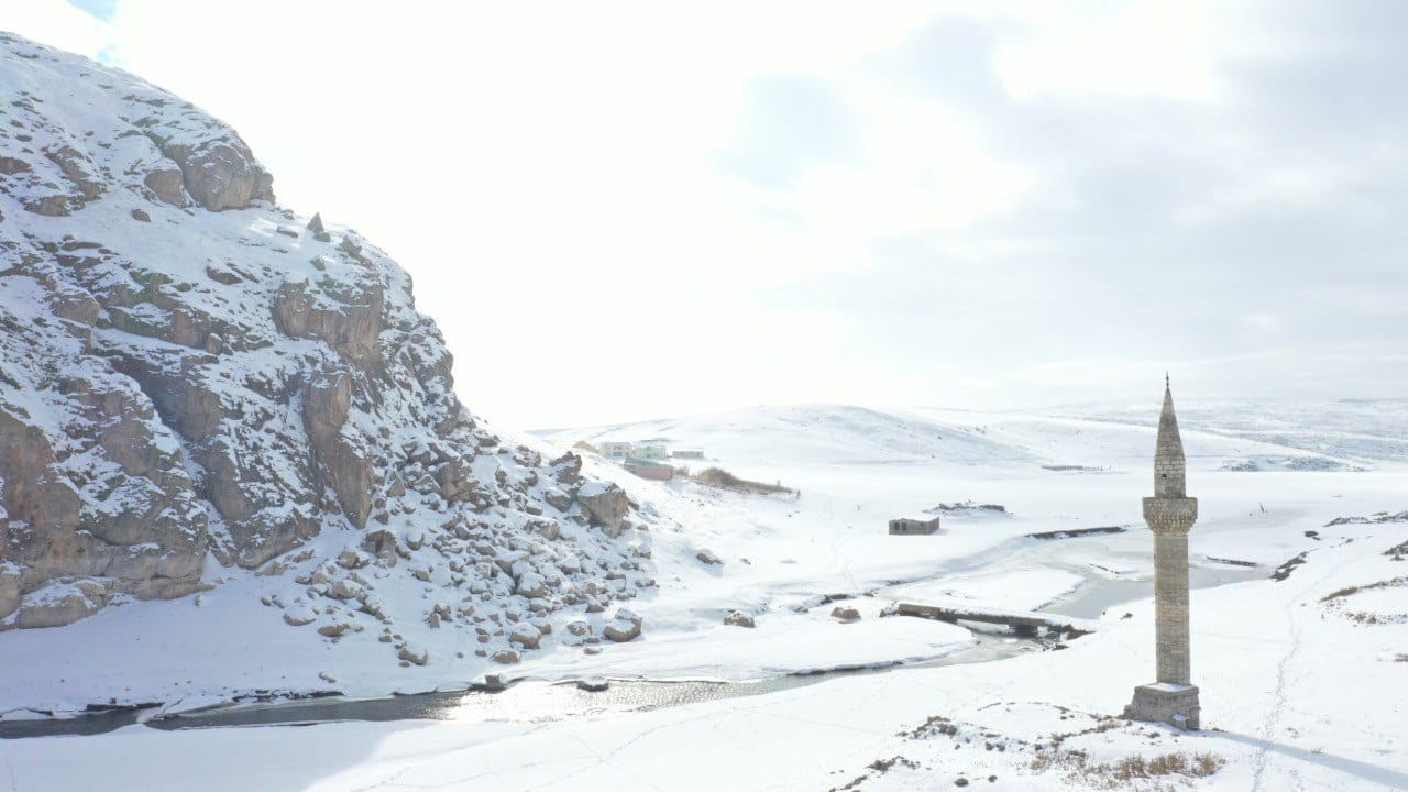 Ağrı’da barajdan çıkan tarihi minare kış manzarasıyla büyüledi
