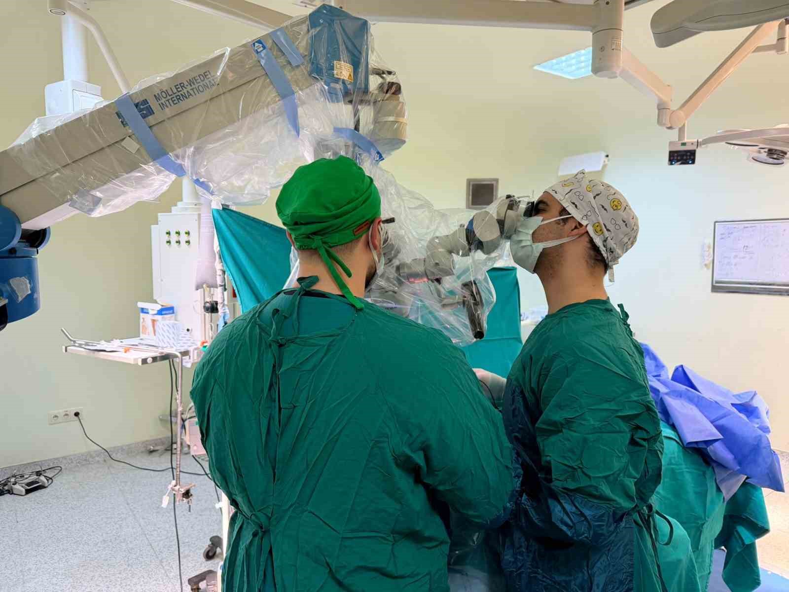 Ağrı’da bir haftada üç ileri düzey beyin tümörü ameliyatı başarıyla gerçekleştirildi
