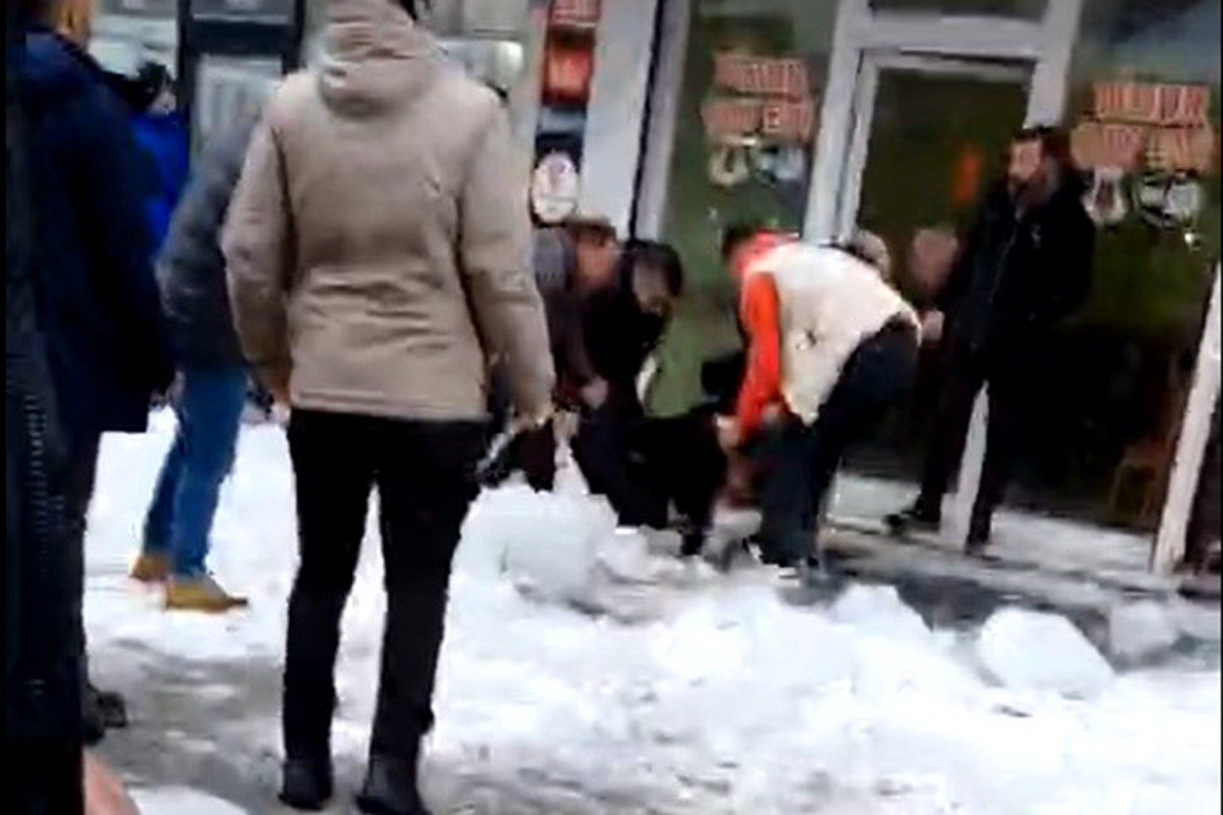 Ağrı’da çatıdan düşen kar ve buz kütlesi 1 kişiyi yaraladı
