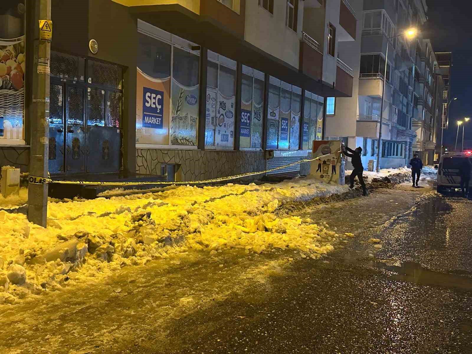 Ağrı’da çatıdan düşen kar ve buz kütlesi araca zarar verdi
