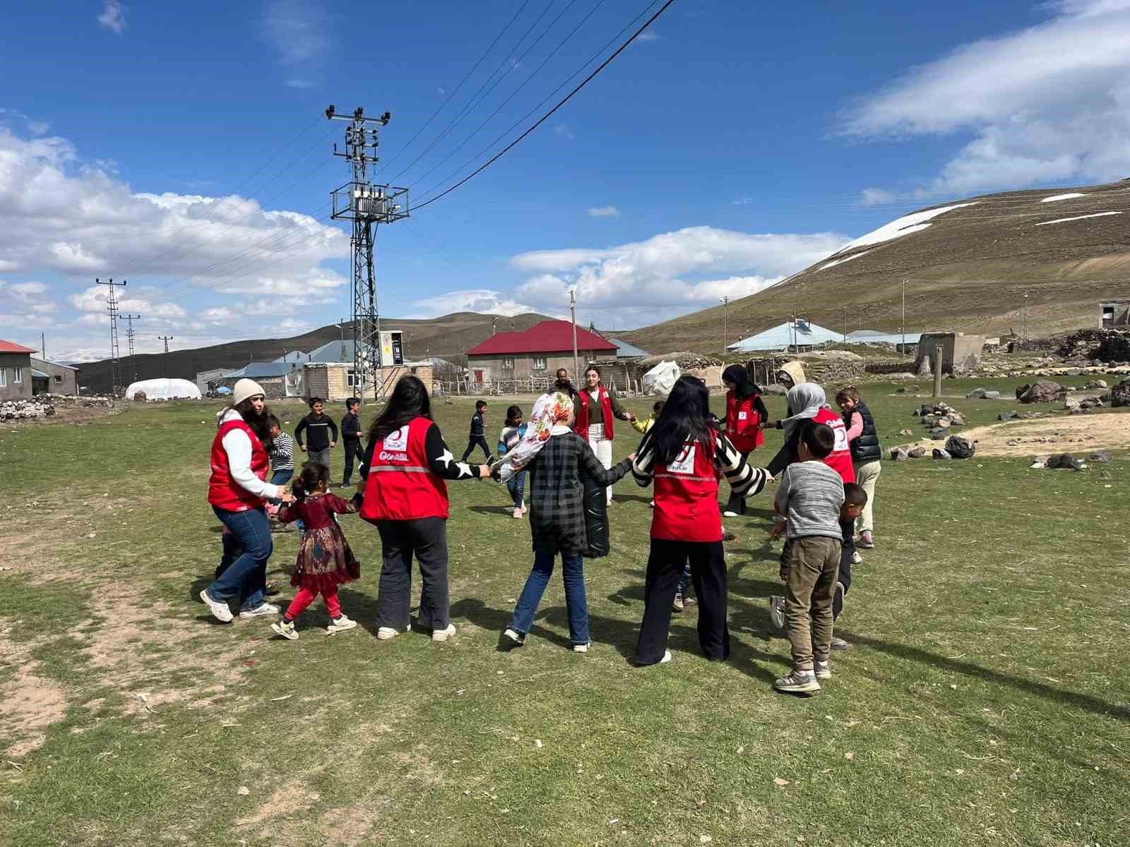 Ağrı’da deprem sonrası Kızılay sahada
