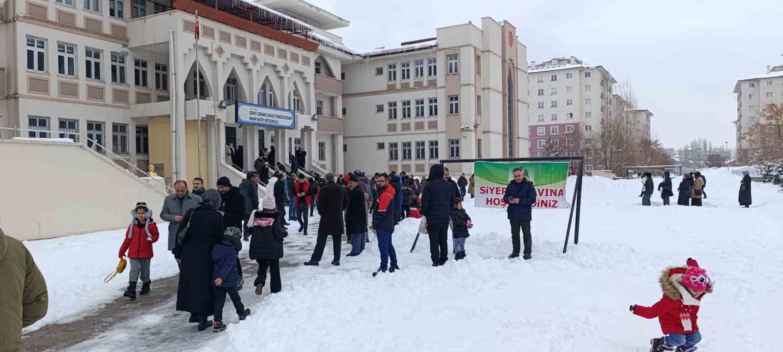 Ağrı’da gerçekleştirilen Siyer Yarışmasına yüzlerce kişi katıldı
