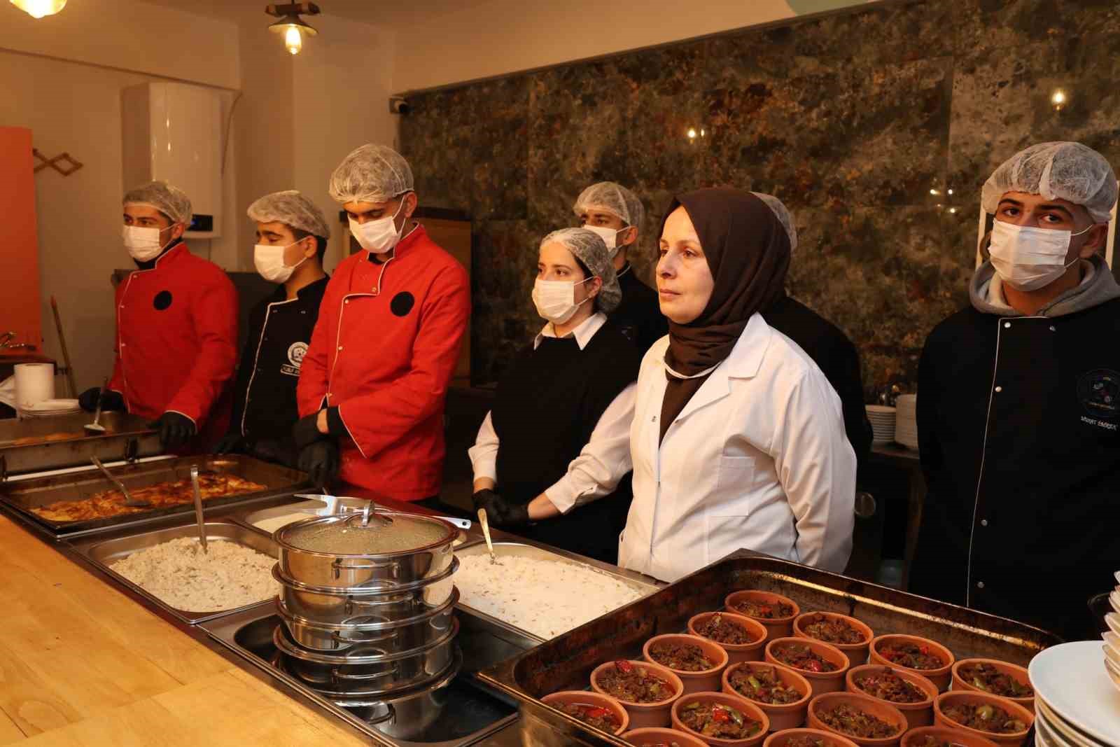 Ağrı’da geri dönüşümle hayat bulan restoran iftar sofrasıyla süslendi
