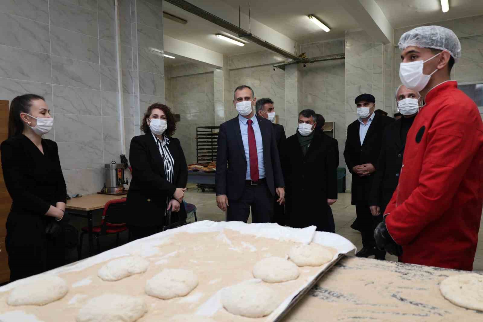 Ağrı’da geri dönüşümle hayat bulan restoran iftar sofrasıyla süslendi
