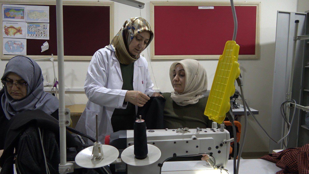 Ağrı’da halk eğitim kurslarında kadınlar sayıca erkekleri geçti
Ağrı’da halk eğitim kurslarında kadınlar sayıca erkekleri geçti