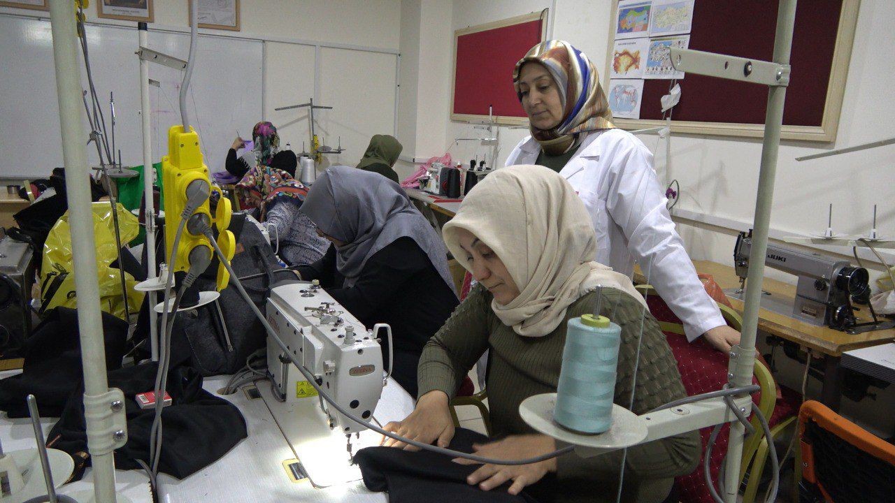 Ağrı’da halk eğitim kurslarında kadınlar sayıca erkekleri geçti
Ağrı’da halk eğitim kurslarında kadınlar sayıca erkekleri geçti