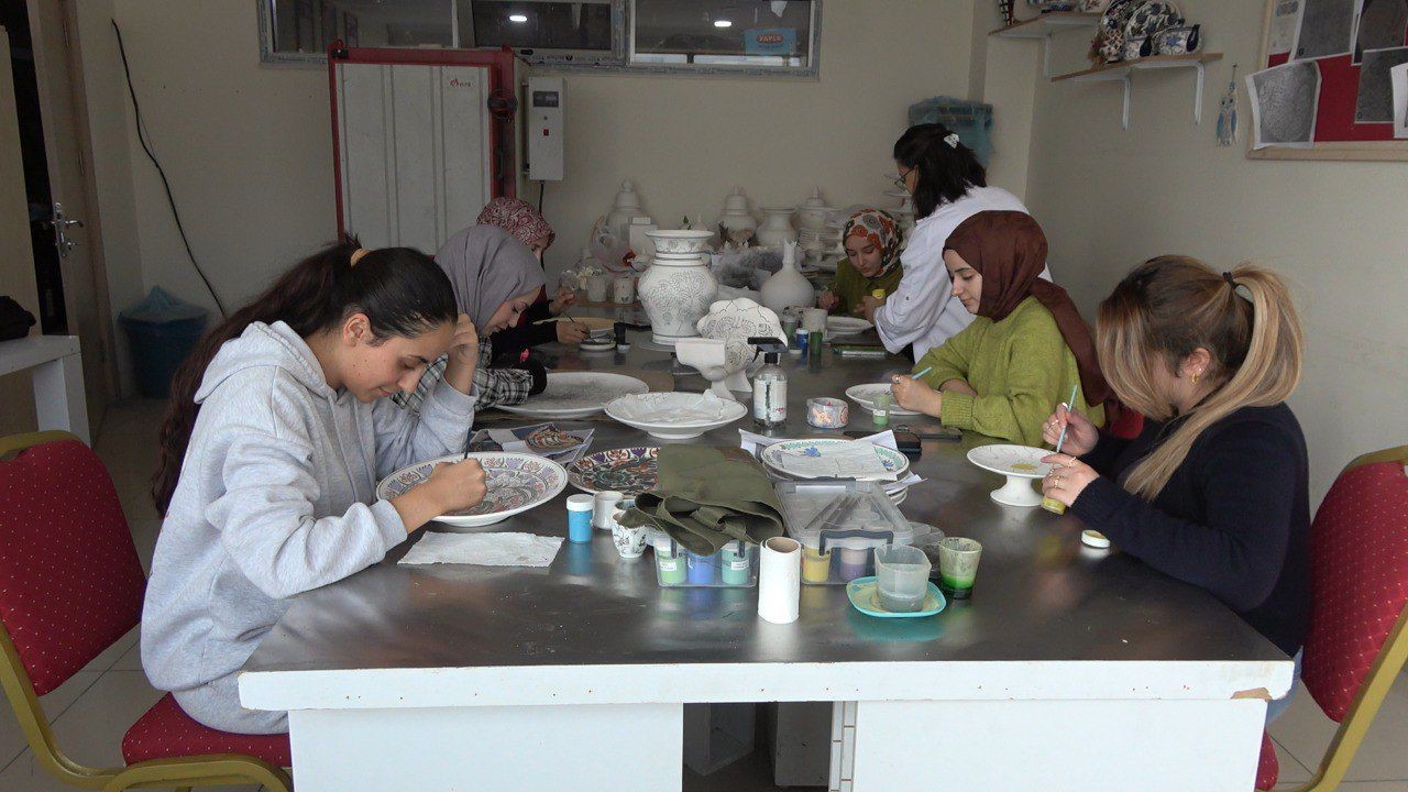 Ağrı’da halk eğitim kurslarında kadınlar sayıca erkekleri geçti
Ağrı’da halk eğitim kurslarında kadınlar sayıca erkekleri geçti