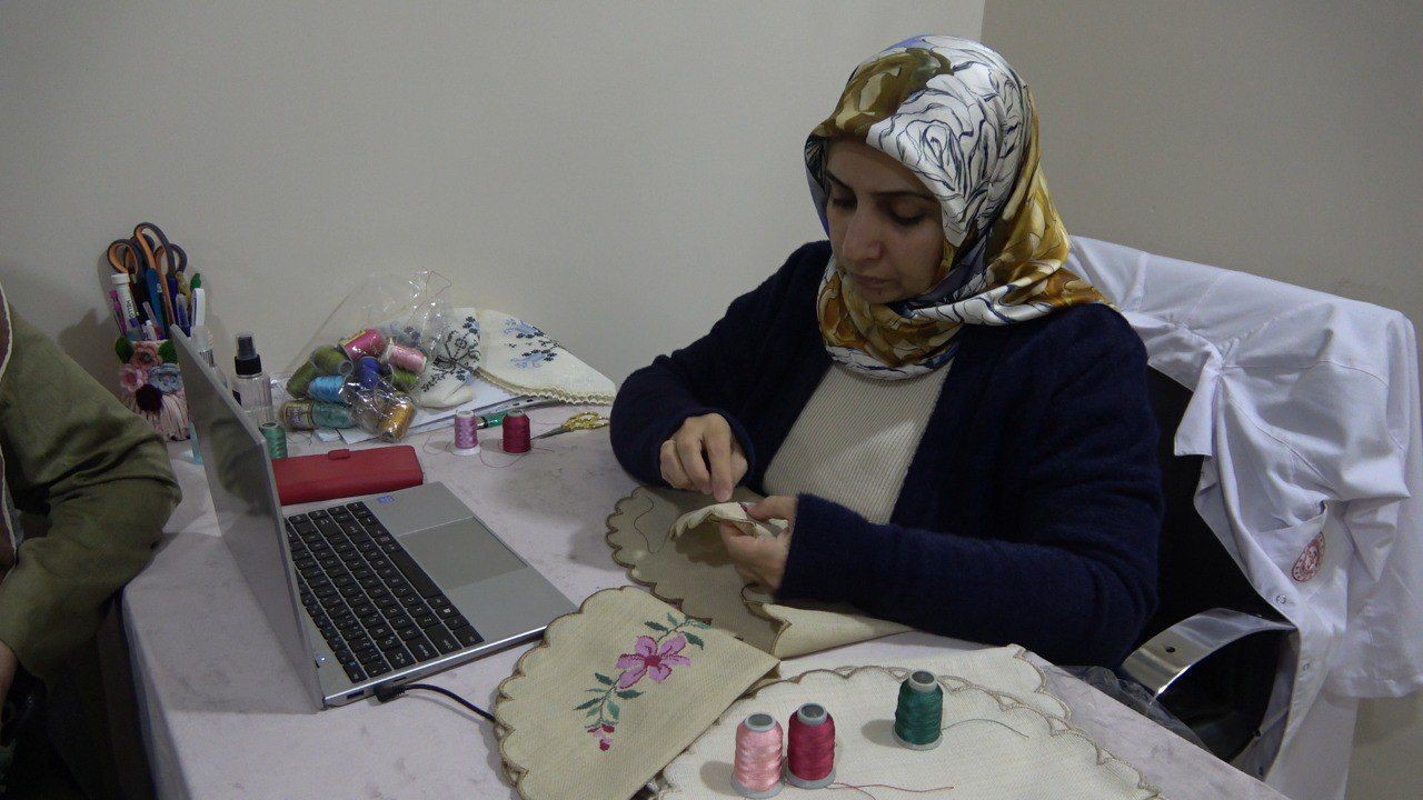 Ağrı’da halk eğitim kurslarında kadınlar sayıca erkekleri geçti
Ağrı’da halk eğitim kurslarında kadınlar sayıca erkekleri geçti