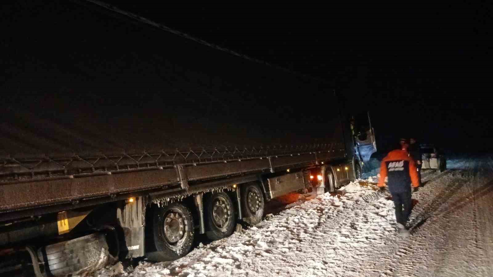 Ağrı’da kar ve fırtınada mahsur kalan vatandaşları ekipler kurtardı
