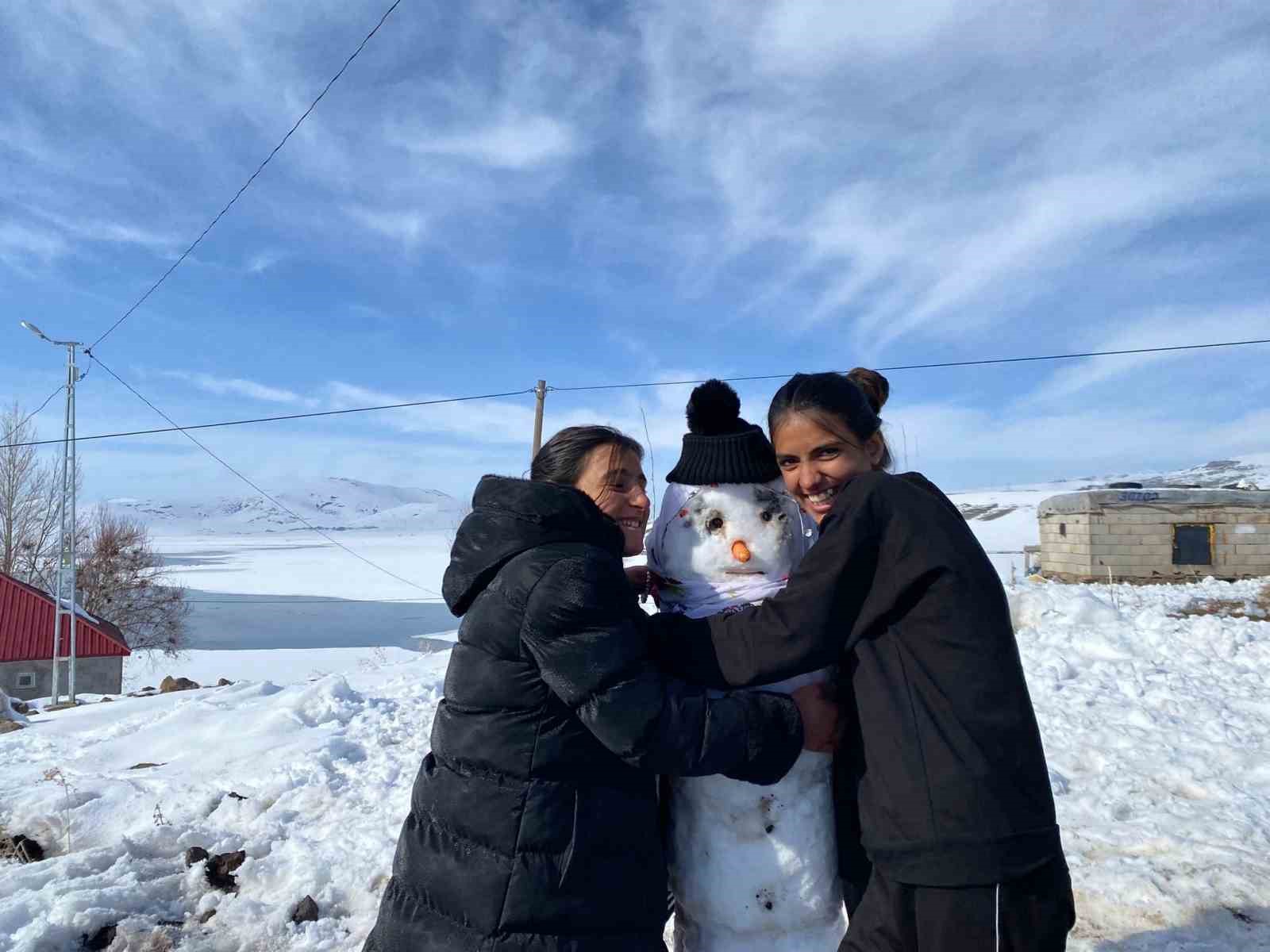 Ağrı’da kardan adamdan gelenek yaşatıldı
