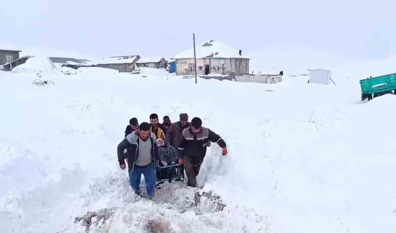 Ağrı’da karla kapanan köyde 4 saatlik mücadele, hastaya hayat yolu açtı
