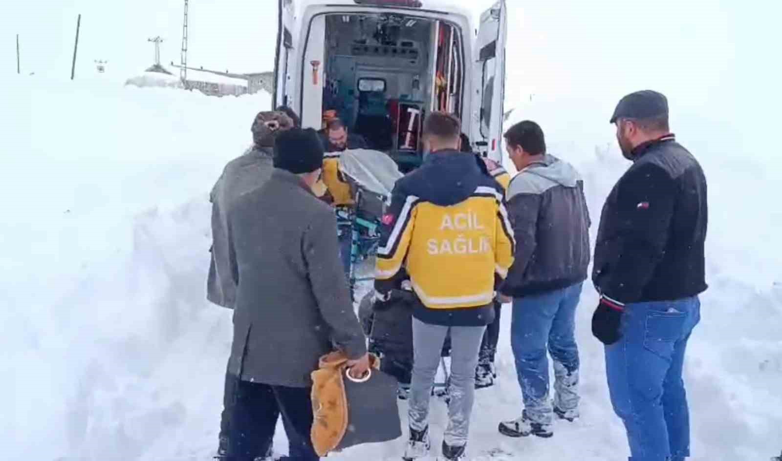 Ağrı’da karla kapanan köyde 4 saatlik mücadele, hastaya hayat yolu açtı
