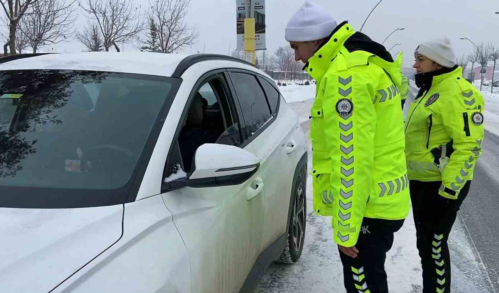 Ağrı’da kış şartlarına yönelik trafik denetimleri sürdürülüyor
Ağrı’da kış şartlarına yönelik trafik denetimleri sürdürülüyor