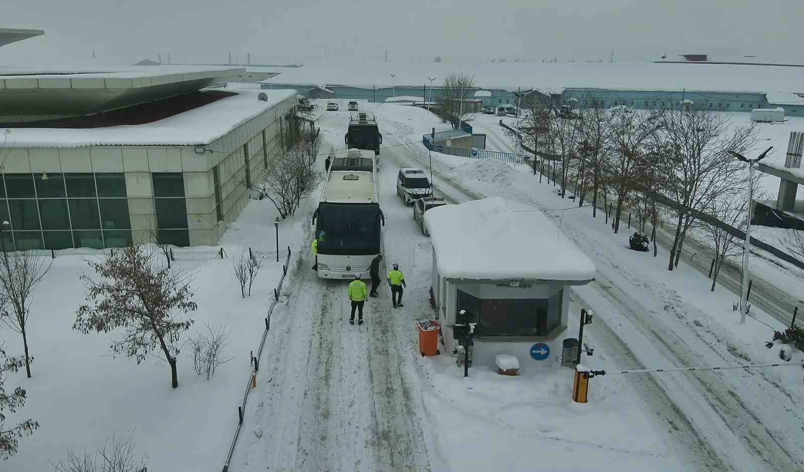 Ağrı’da kış şartlarına yönelik trafik denetimleri sürdürülüyor
Ağrı’da kış şartlarına yönelik trafik denetimleri sürdürülüyor