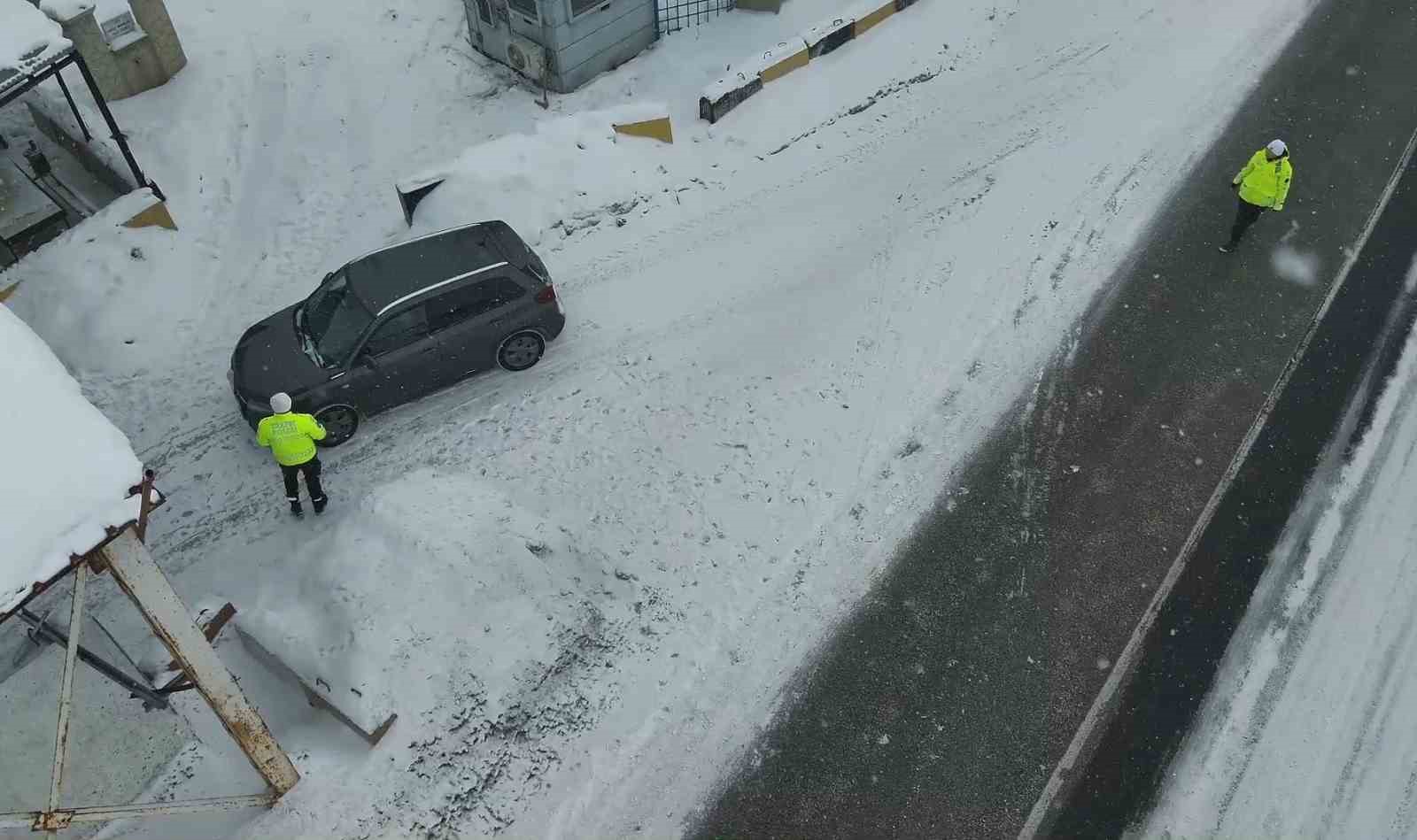 Ağrı’da kış şartlarına yönelik trafik denetimleri sürdürülüyor
Ağrı’da kış şartlarına yönelik trafik denetimleri sürdürülüyor