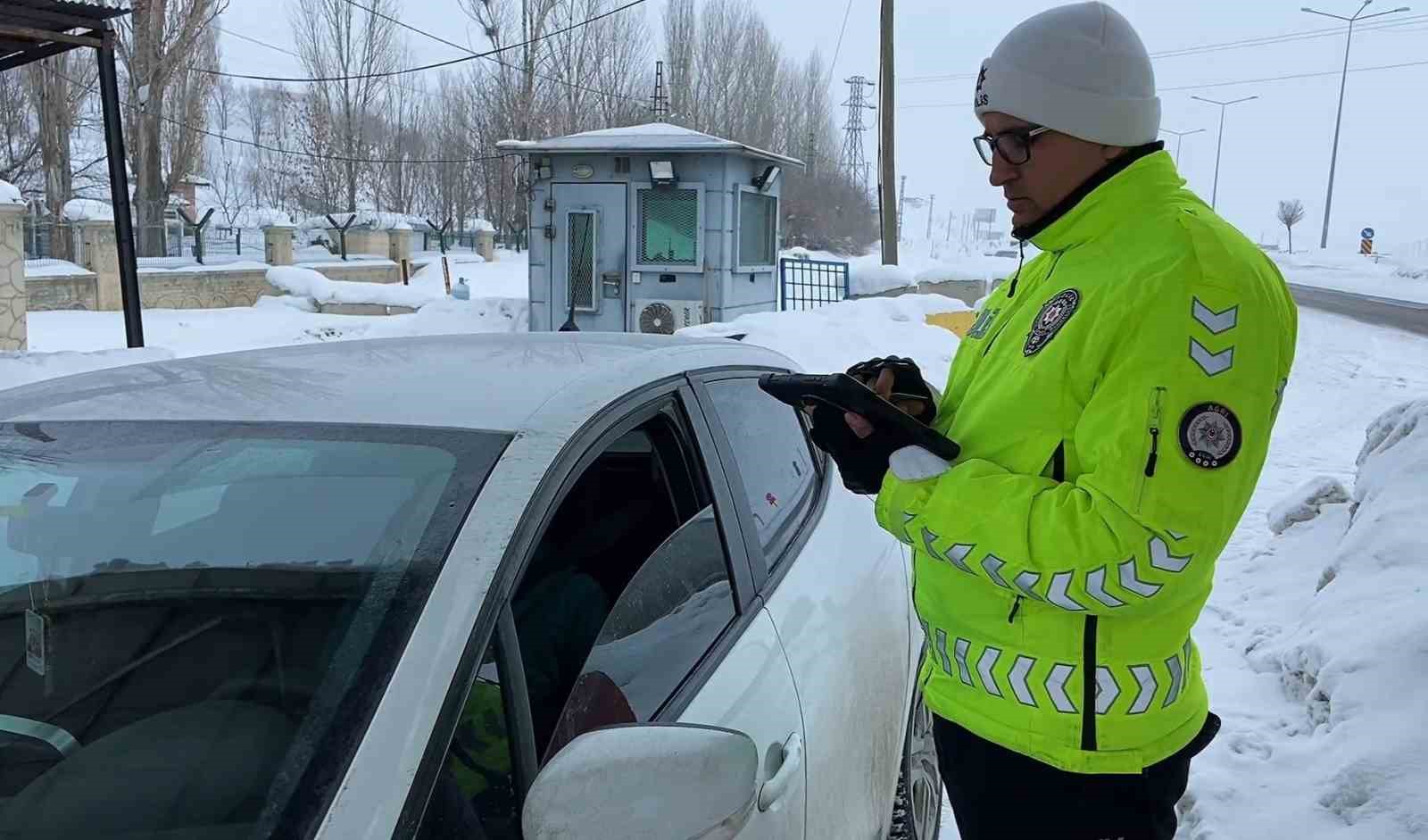 Ağrı’da kış şartlarına yönelik trafik denetimleri sürdürülüyor
Ağrı’da kış şartlarına yönelik trafik denetimleri sürdürülüyor