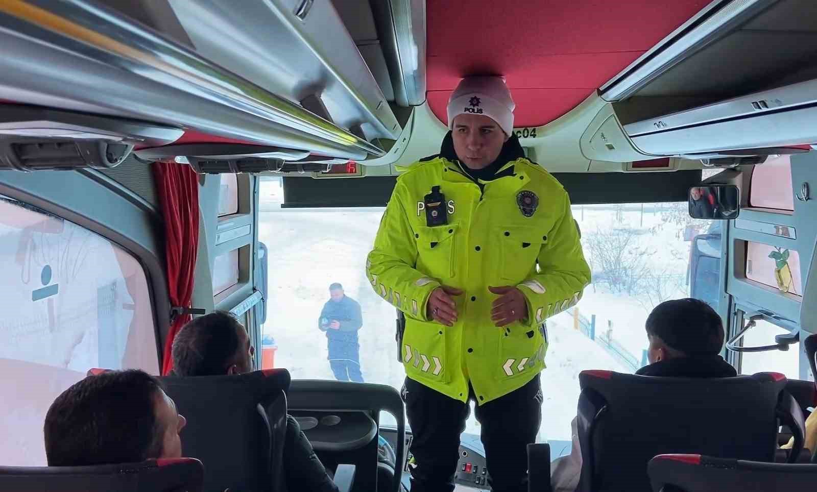 Ağrı’da kış şartlarına yönelik trafik denetimleri sürdürülüyor
Ağrı’da kış şartlarına yönelik trafik denetimleri sürdürülüyor
