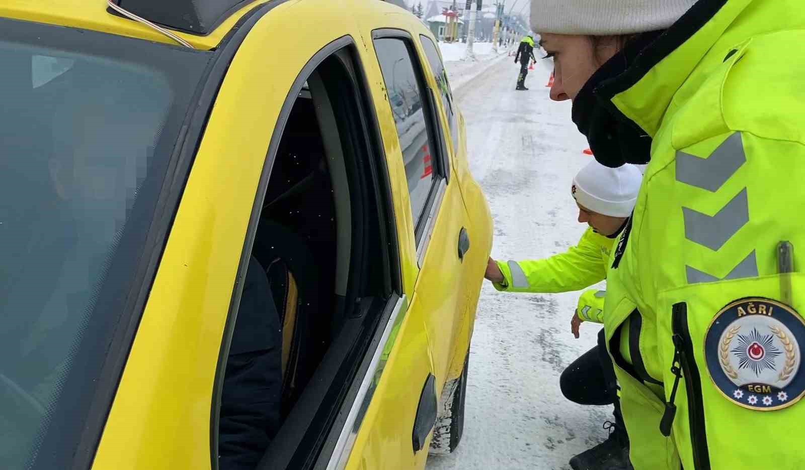 Ağrı’da kış şartlarına yönelik trafik denetimleri sürdürülüyor
Ağrı’da kış şartlarına yönelik trafik denetimleri sürdürülüyor