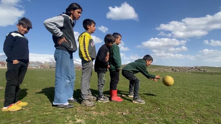 Ağrı’da köy çocukları geleneksel oyunlarla büyüyor
