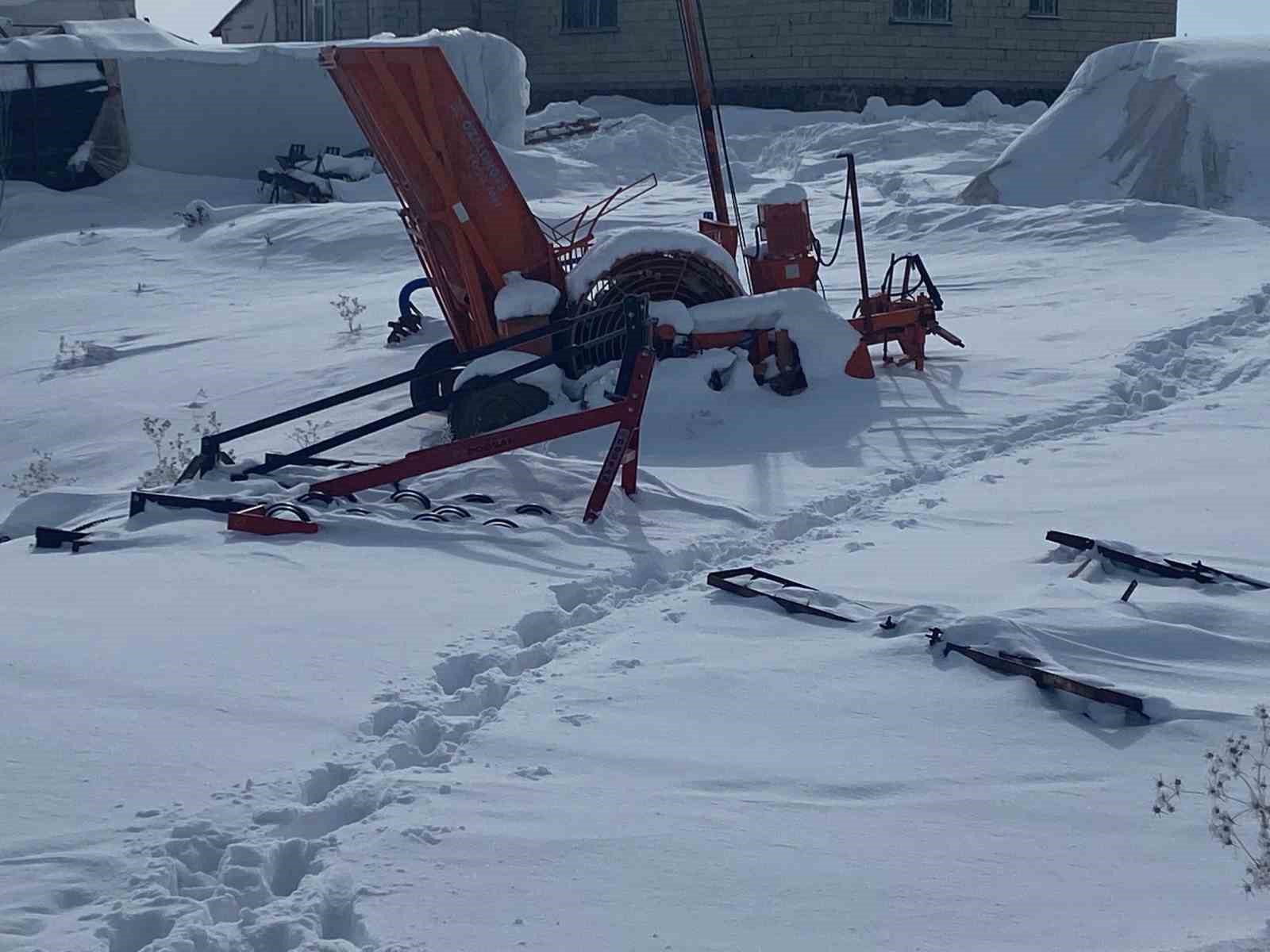 Ağrı’da köyler kışın tamamen kar altında kaldı
