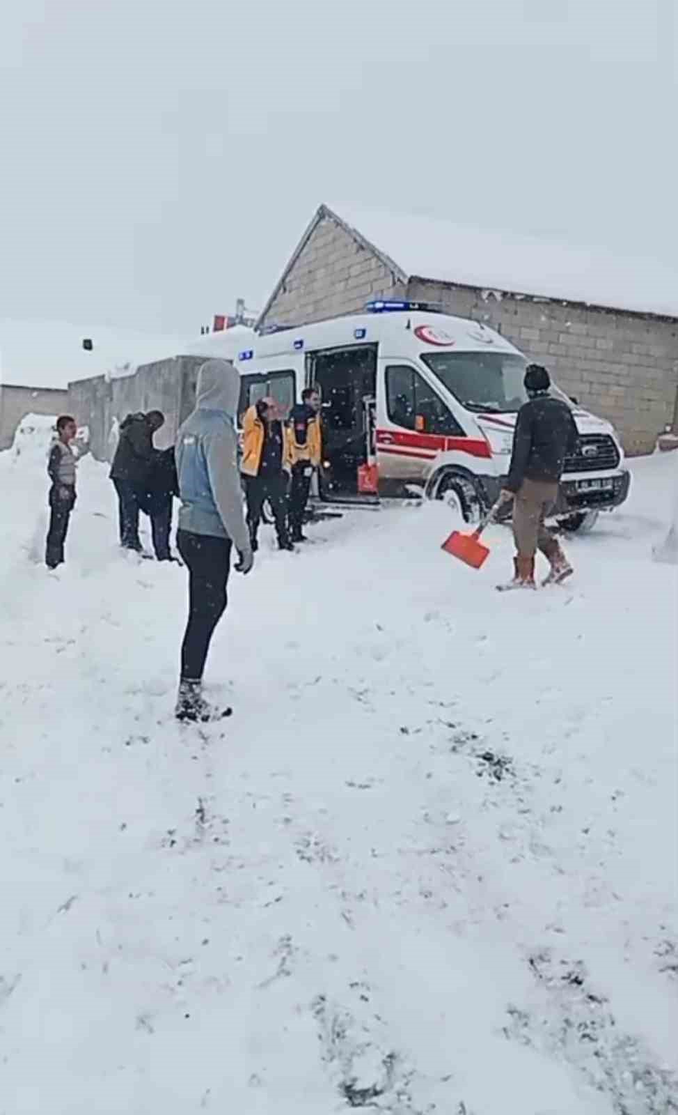 Ağrı’da köylerde rahatsızlanan hastalar için ekipler seferber oldu
