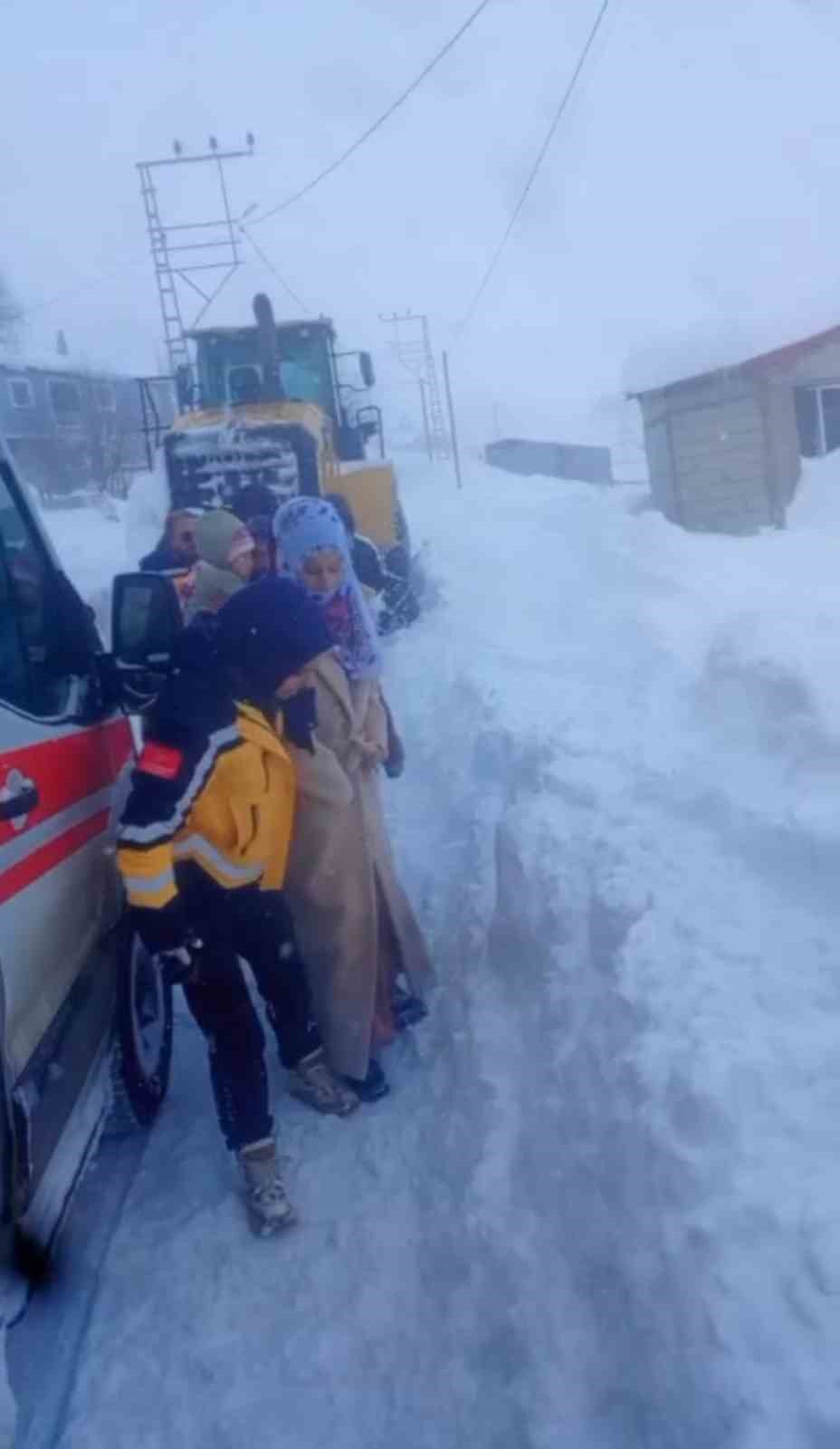 Ağrı’da köylerde rahatsızlanan hastalar için ekipler seferber oldu
