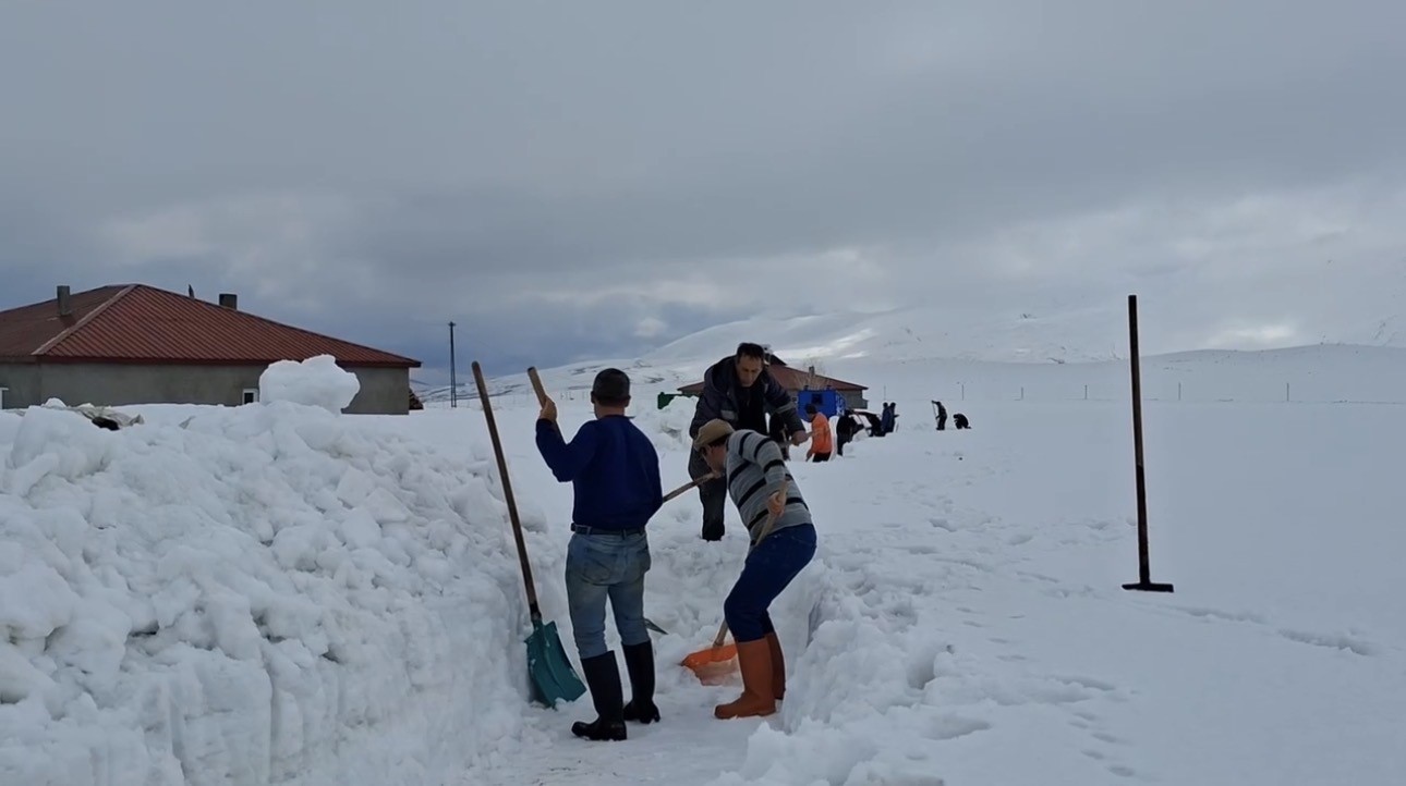 Ağrı’da köylüler sel riskine karşı karı kürekle yararak su yolu açtı
