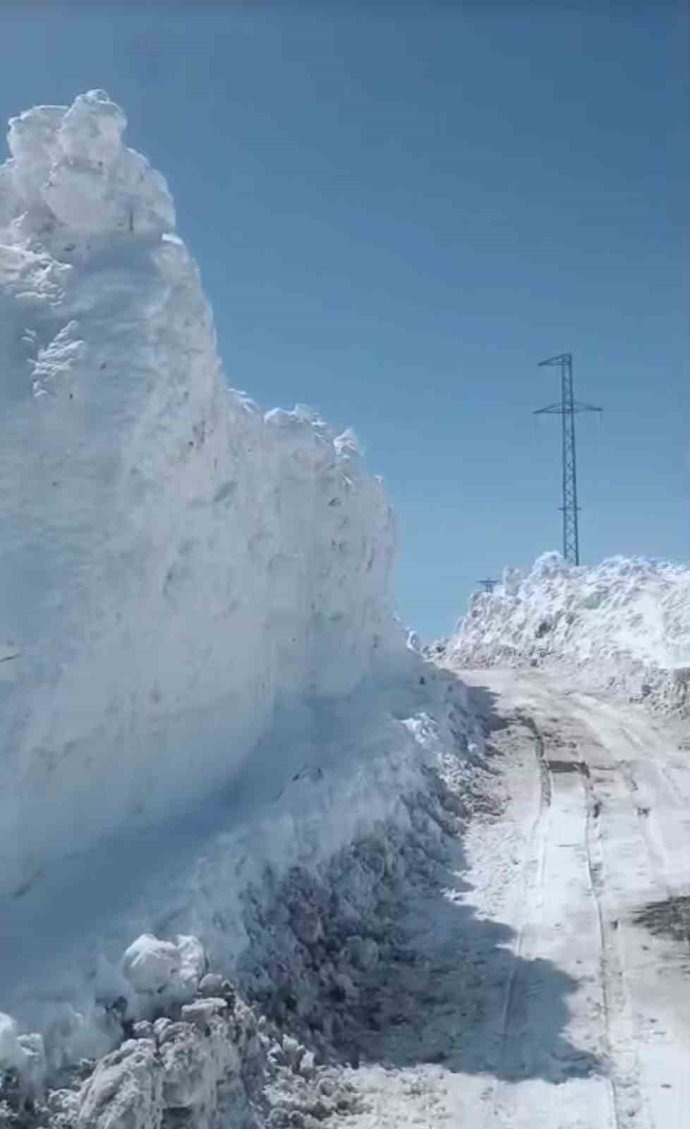 Ağrı’da Nisan ayında kar yağışı yolları kapattı
