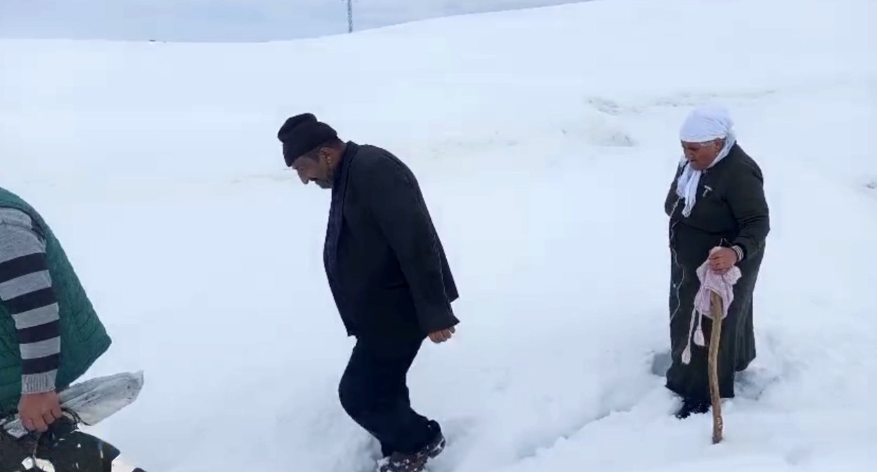 Ağrı’da Nisan karı köy yollarını kapattı
