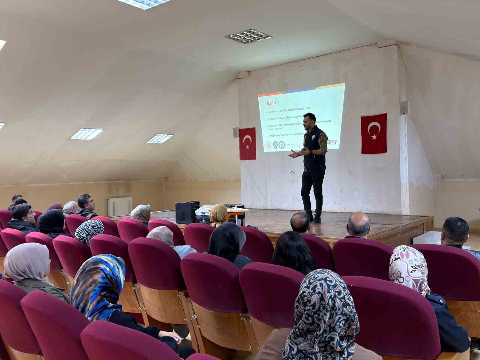 Ağrı’da öğrenci ve velilere SİBERAY semineri verildi

