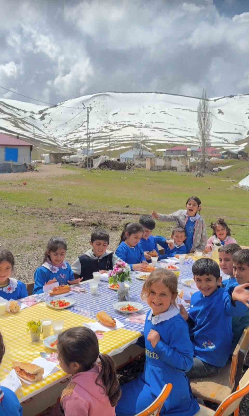 Ağrı’da öğrenciler baharı mangalla karşıladı
