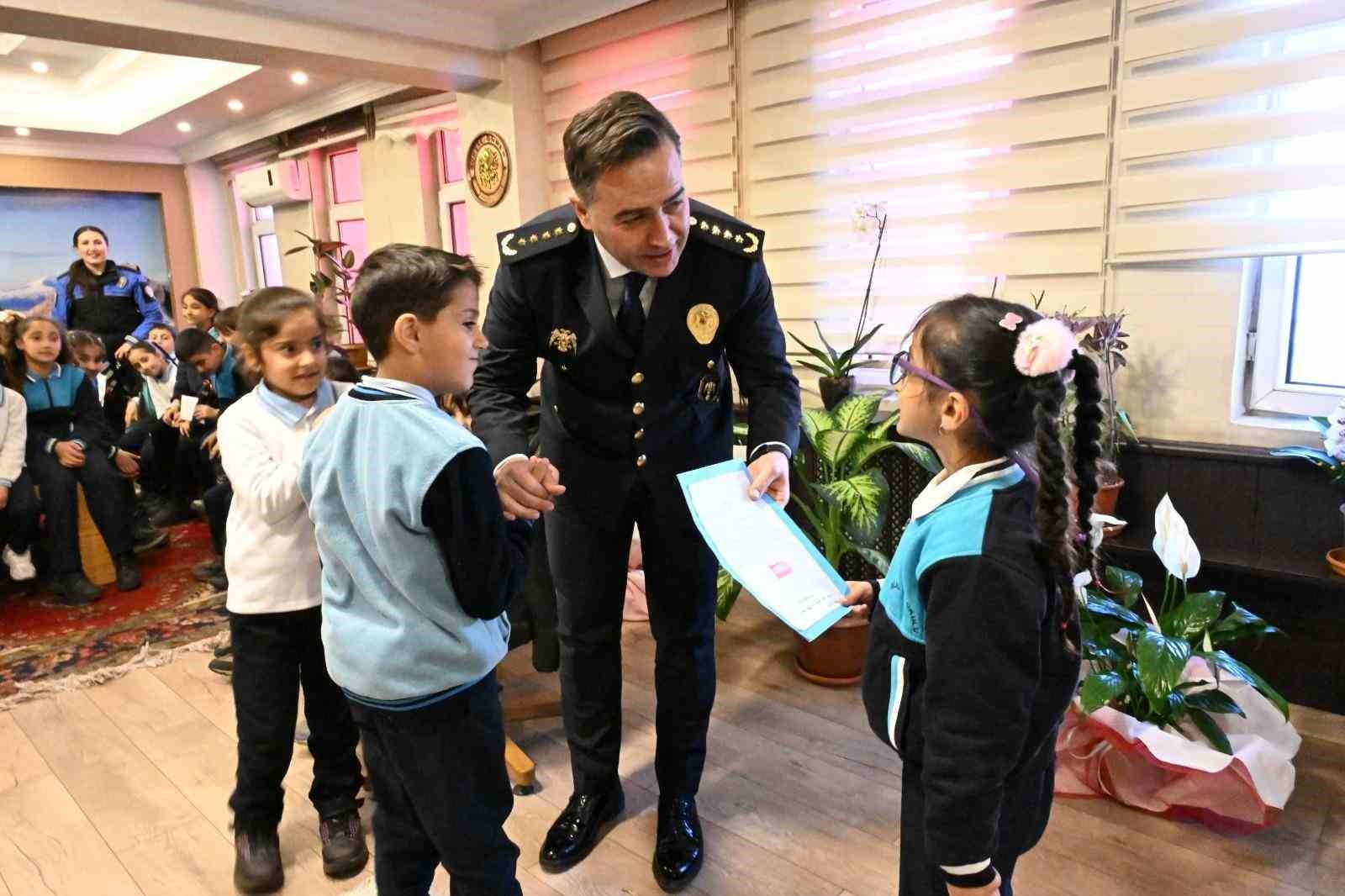 Ağrı’da öğrenciler Polis Haftası kapsamında emniyeti ziyaret etti
Ağrı’da öğrenciler Polis Haftası kapsamında emniyeti ziyaret etti